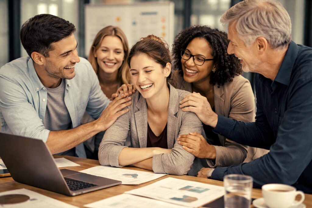 Equipo de personas de empresa mostrando empatía por un compañero del equipo y demostrando que son personas empáticas.