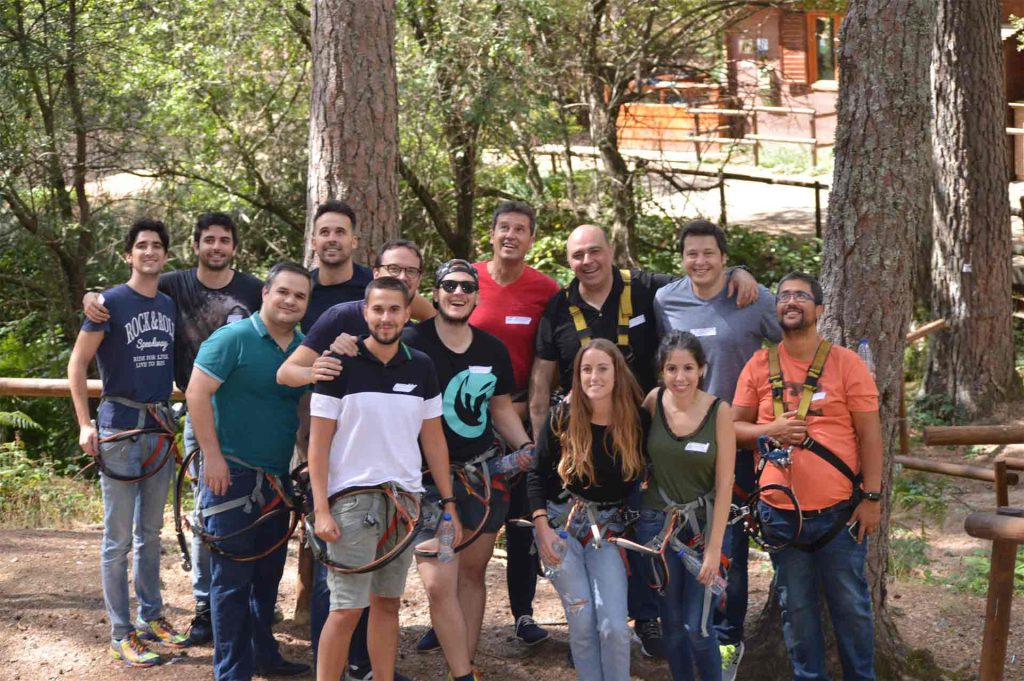 Equipo de personas en actividades de Team Building para conocer los beneficios del humor en el trabajo