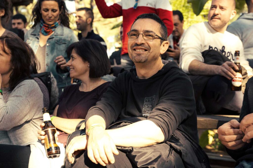 El líder de equipo y su equipo en actividades para desarrollar la resiliencia en Amazonia Team Factory