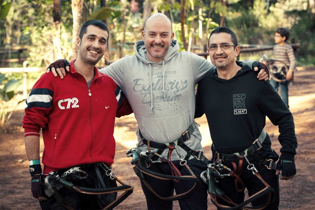 Participantes de empresa en programa para desarrollar resiliencia, equipos de trabajo y liderazgo en Amazonia Team Factory