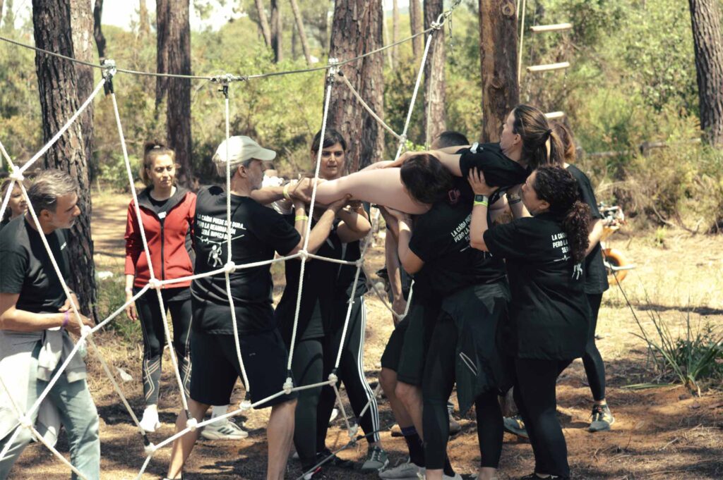 Equipo de personas de empresa en programa de Team Building para solucionar un ambiente laboral tóxico.