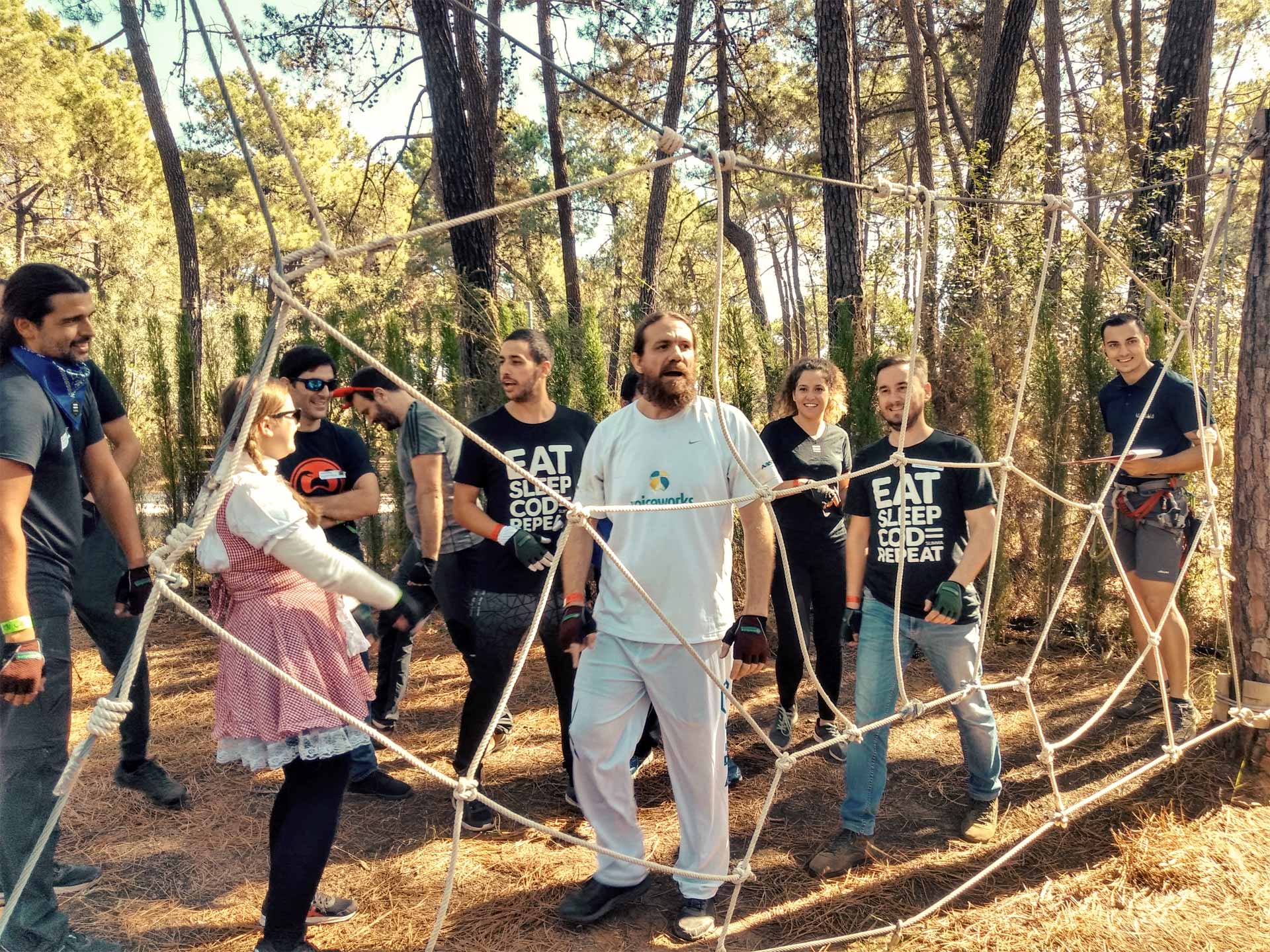 Miembros de un equipo de trabajo practicando el método kaizen para la mejora continua en Amazonia Team Building