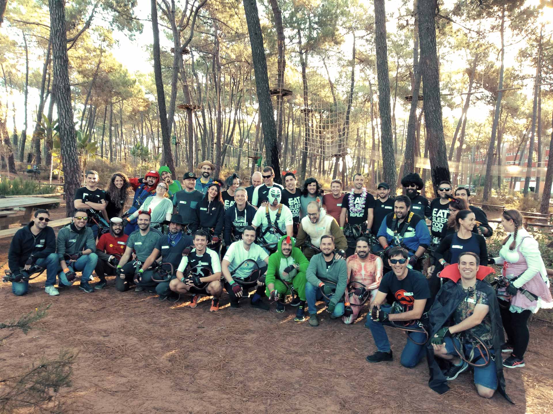 Equipo de trabajo celebrando los logros conseguidos en programa de team building y liderazgo exitoso