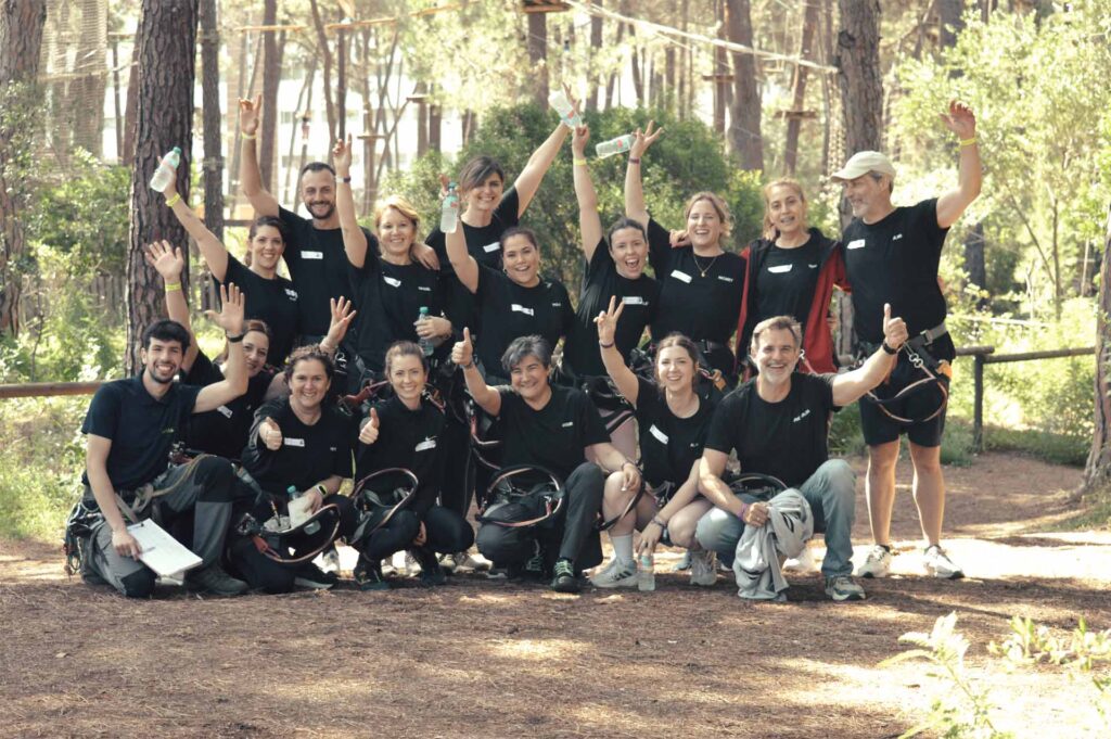 equipo de trabajo en actividad de team building convirtiéndose en imparables