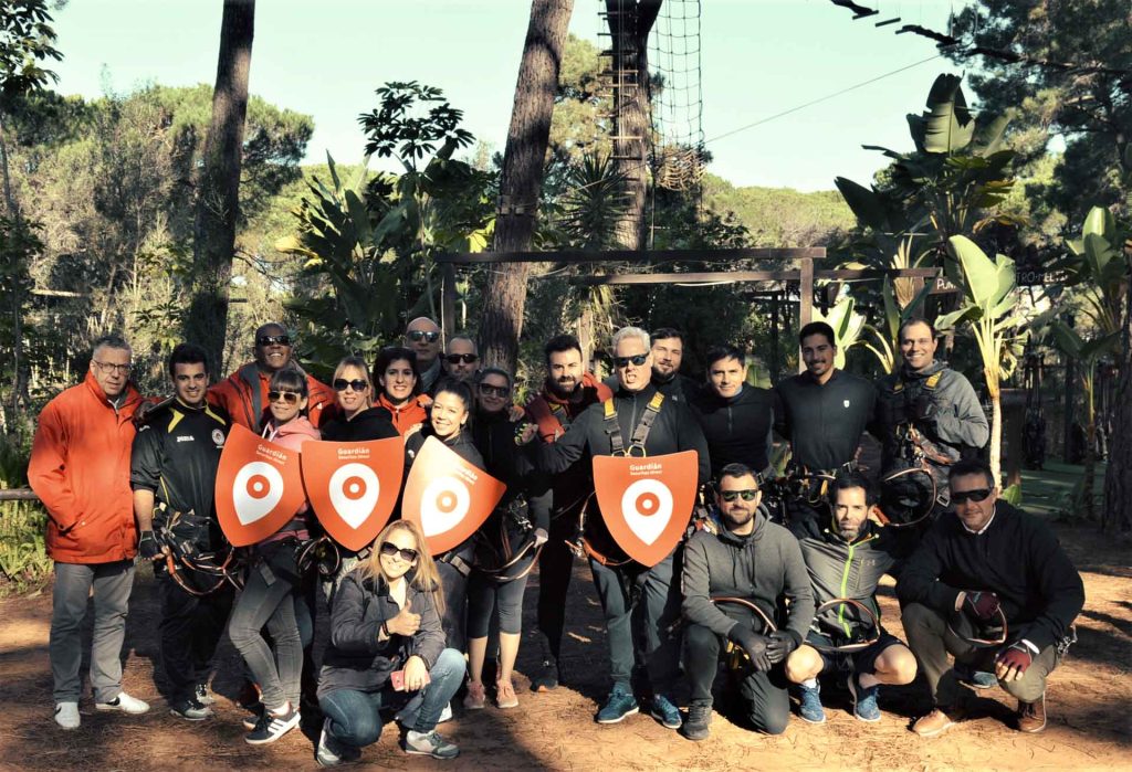 Equipo de trabajo en actividades sobre cómo crear equipos de alto rendimiento a través de team building