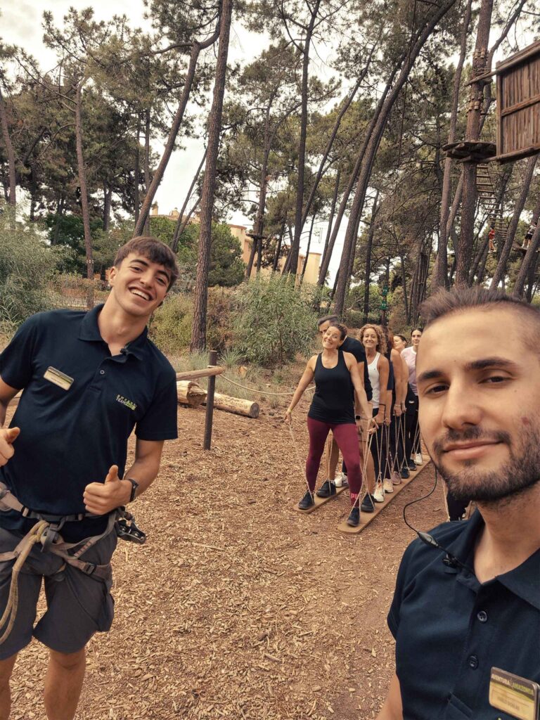 Equipo de empresa realizando actividad de Team Building y aprendiendo frases para animar a un equipo deportivo