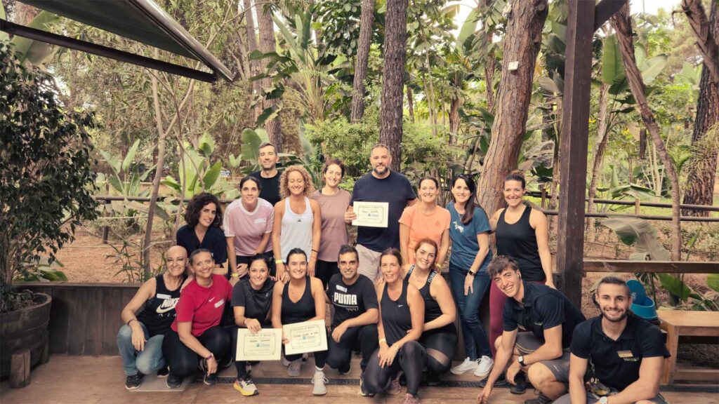Equipo de personas de empresa usando frases para animar a un equipo deportivo al igual que en los programas de Team Building en Amazonia Team Factory.