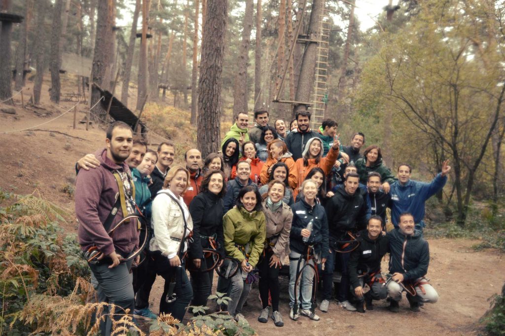 Equipo de personas en programa de team building sobre cómo mantener a tu equipo motivado