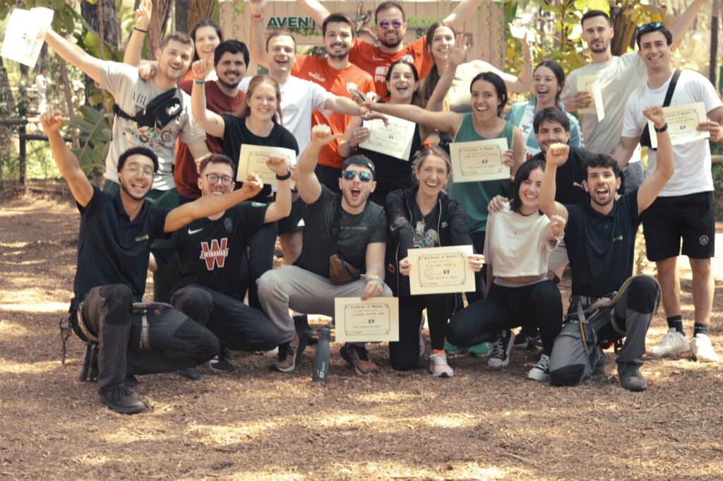 Grupo de personas de empresa que desarrollan un programa de actividades sobre cómo motivar a un equipo de trabajo desmotivado