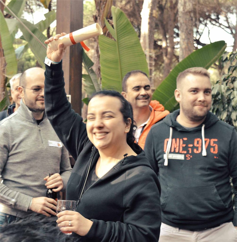 Equipo celebrando éxitos en programa de estrategias de team building para motivar a un equipo de trabajo