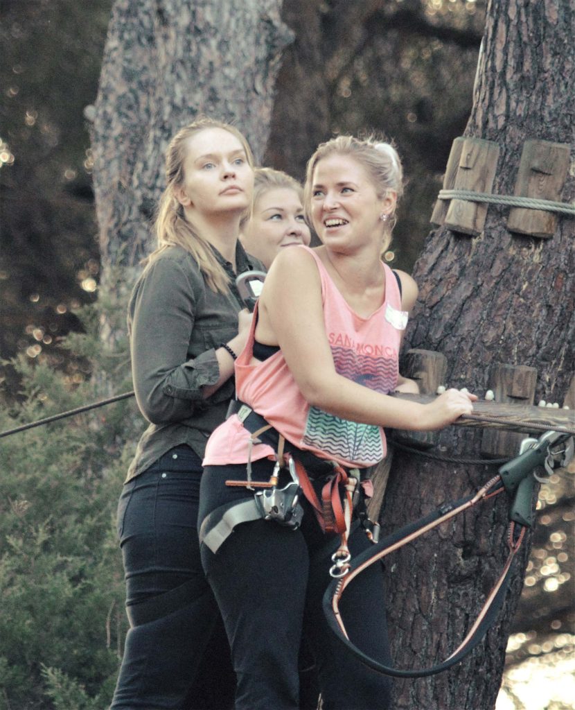 Participantes en programa de estrategias de team building para motivar a un equipo y fortalecer la comunicación