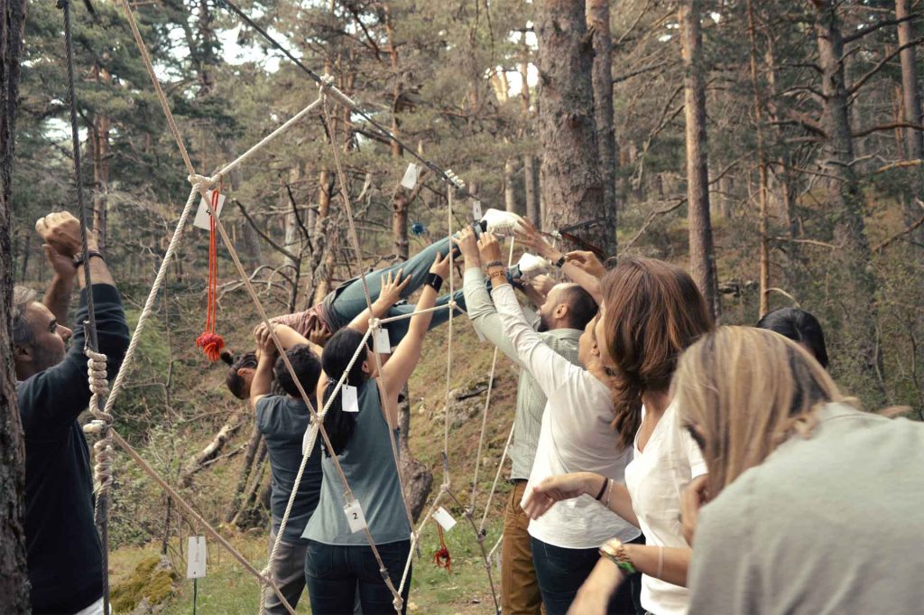 Grupo de personas de empresa en dinámica de Team Building y Liderazgo para trabajar las características del líder inspirador
