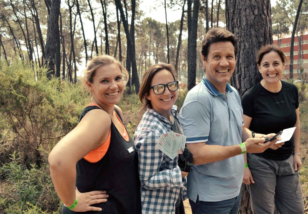 Equipo en programa de team building para la motivación de equipos en el lugar de trabajo