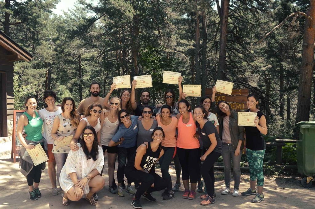 Equipo de trabajo celebrando los logros conseguidos en programa de Team Building y motivación de equipos en el lugar de trabajo.