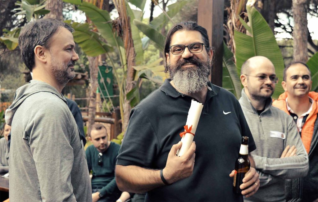 Equipo de trabajo desarrollando actividad para fomentar la automotivación para el alto rendimiento