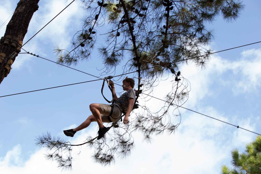 Participante de programa de team building en naturaleza afrontando desafíos con automotivación para el alto rendimiento