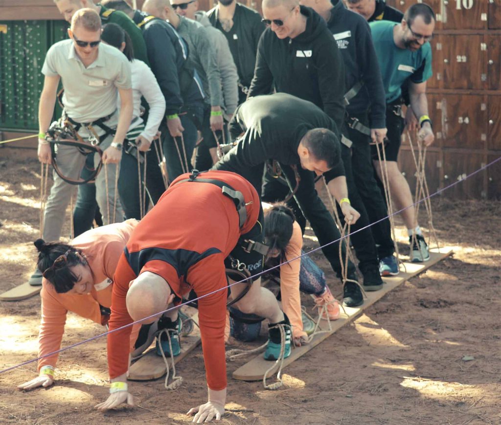 Equipos de trabajo compitiendo en prueba en la que el liderazgo afecta al rendimiento de tu equipo