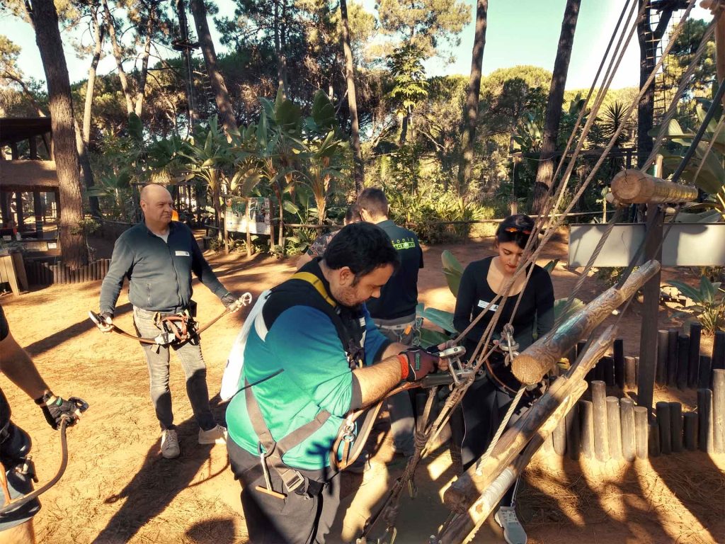 Personas en un equipo trabajando la escucha activa y la atención plena en los equipos de trabajo