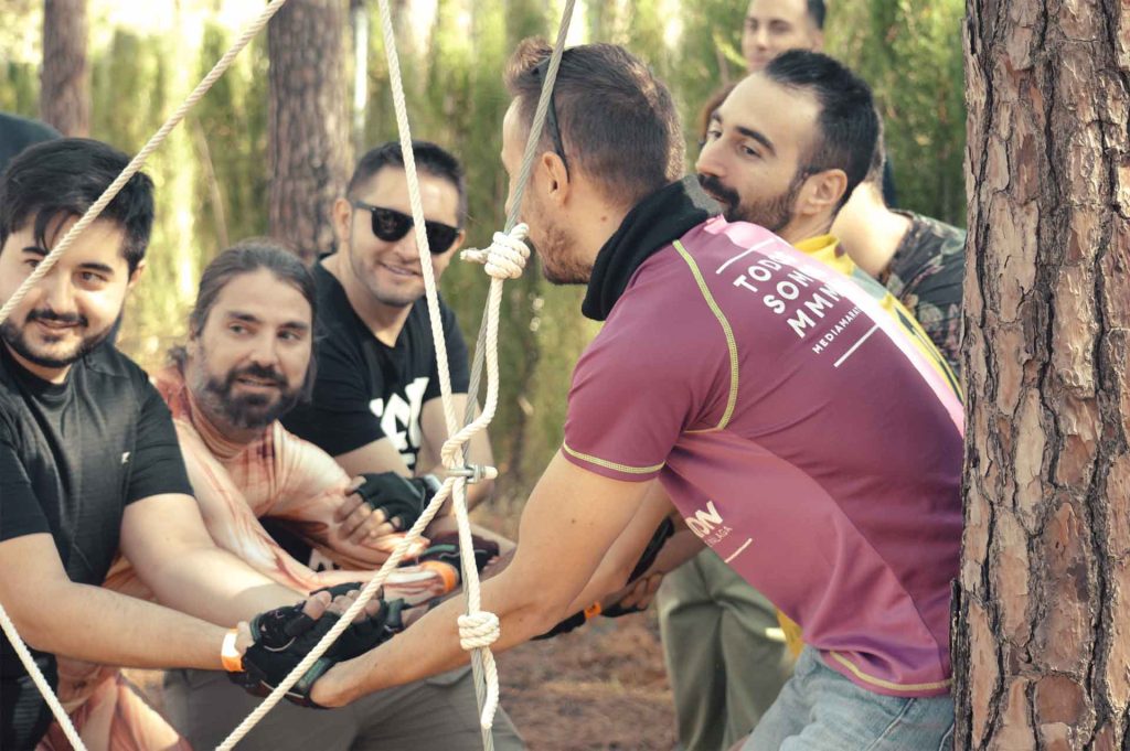 Equipo de trabajo de empresa en dinámica de team building para escuchar activamente 