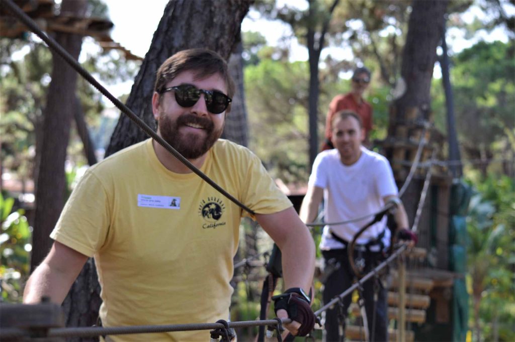 Equipo de trabajo en actividades para liderar equipos con escucha activa y team building