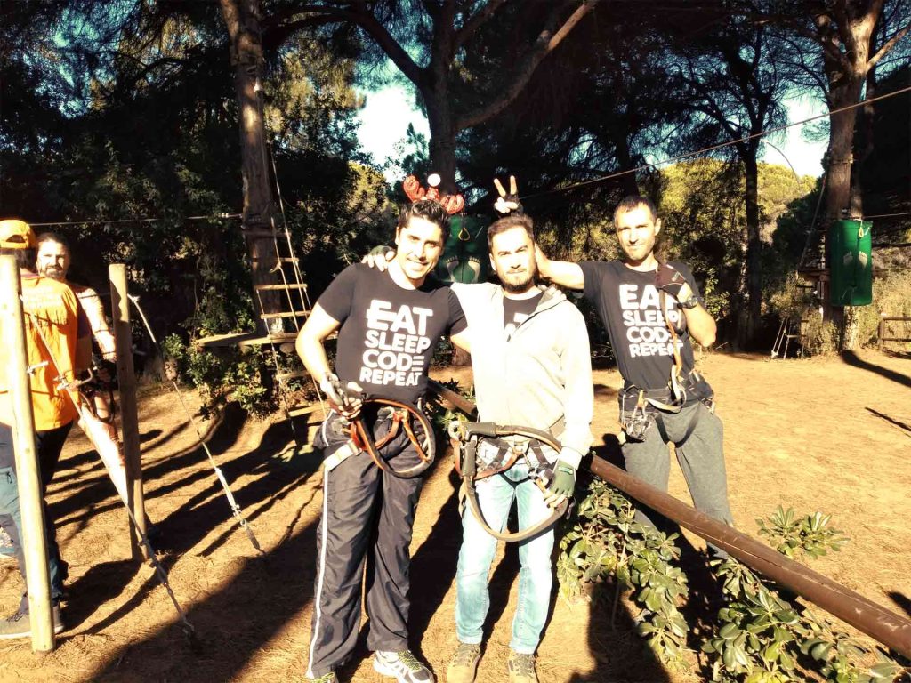 Equipo de trabajo de empresa en actividades para fomentar el liderazgo y  la escucha activa para el trabajo en equipo y team building