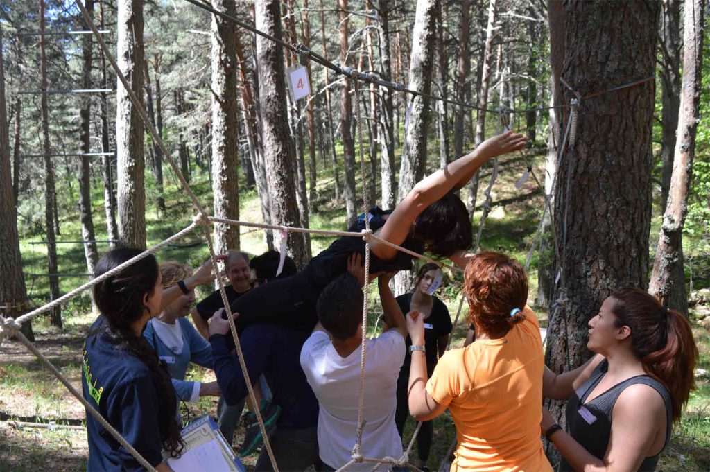 Programa de Team Building en naturaleza donde se fomenta la colaboración y la reducción del estrés laboral con Mindfulness