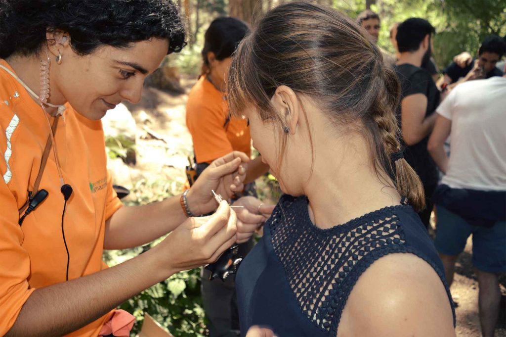 Equipo de trabajo recibiendo una recompensa por el trabajo en equipo y el liderazgo ético