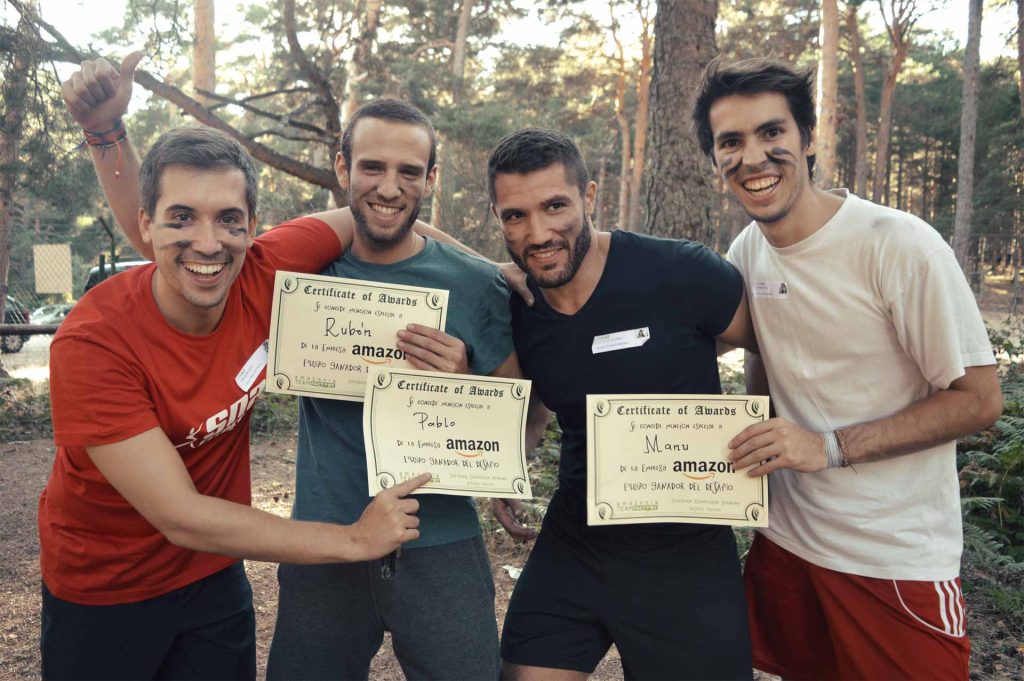 equipo de trabajo de empresa celebrando los buenos resultados en evento team building para impulsar la motivación