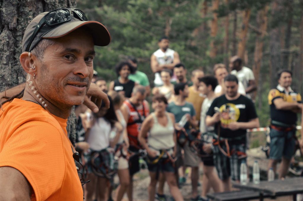 persona pensando como impulsar la motivación en el trabajo en equipo, en un evento de team building