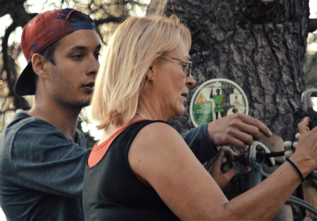 miembros de un equipo de trabajo resolviendo conflictos con inteligencia emocional