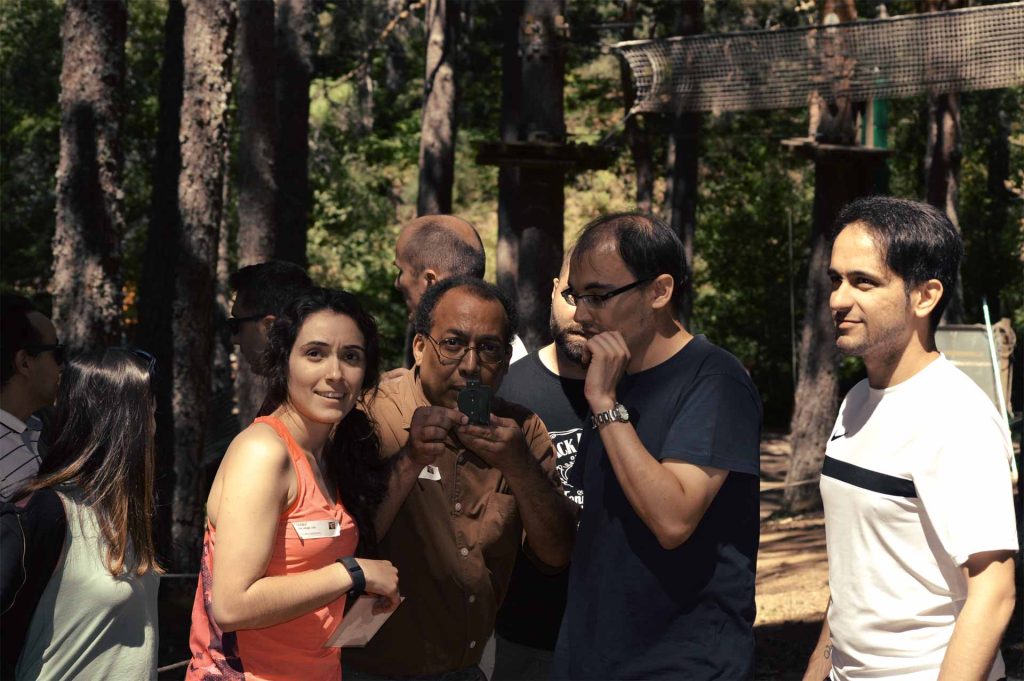 Equipo de trabajo en actividades sobre cómo afecta el liderazgo ético en la toma de decisiones