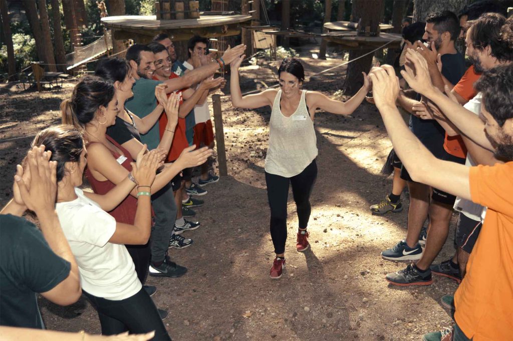 equipo de trabajo celebrando los logros y haciendo reconocimiento del buen trabajo en equipo realizado