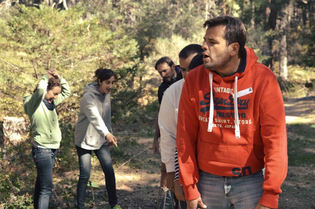 miembro de equipo de trabajo usando inteligencia emocional para la resolución de conflictos y problemas complejos