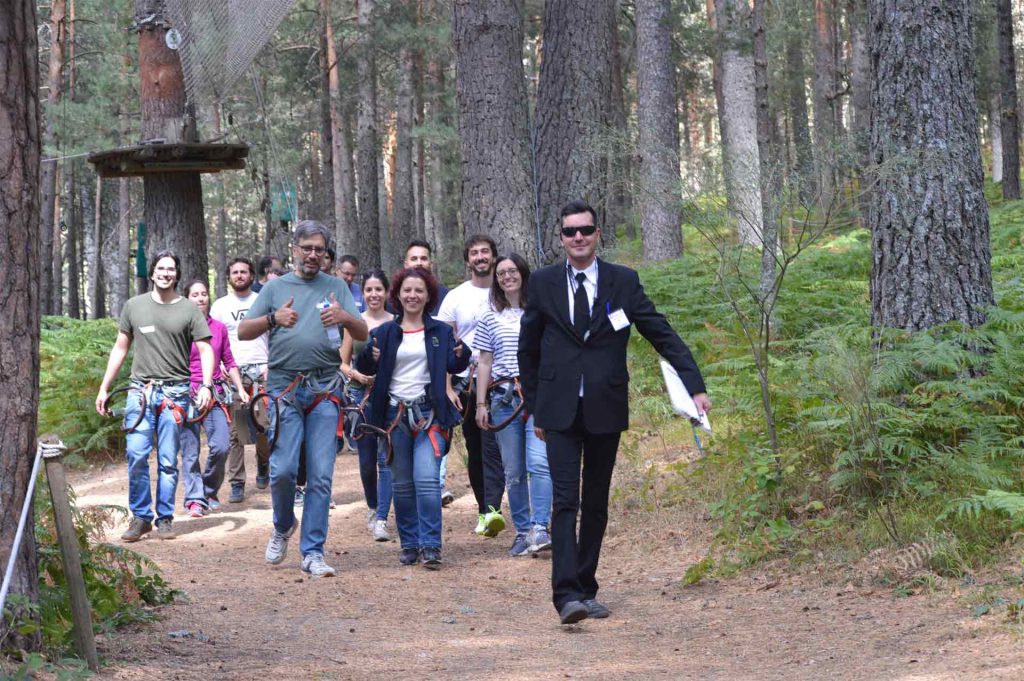 Equipo de trabajo de empresa en programa sobre asertividad y líderes asertivos en plena naturaleza