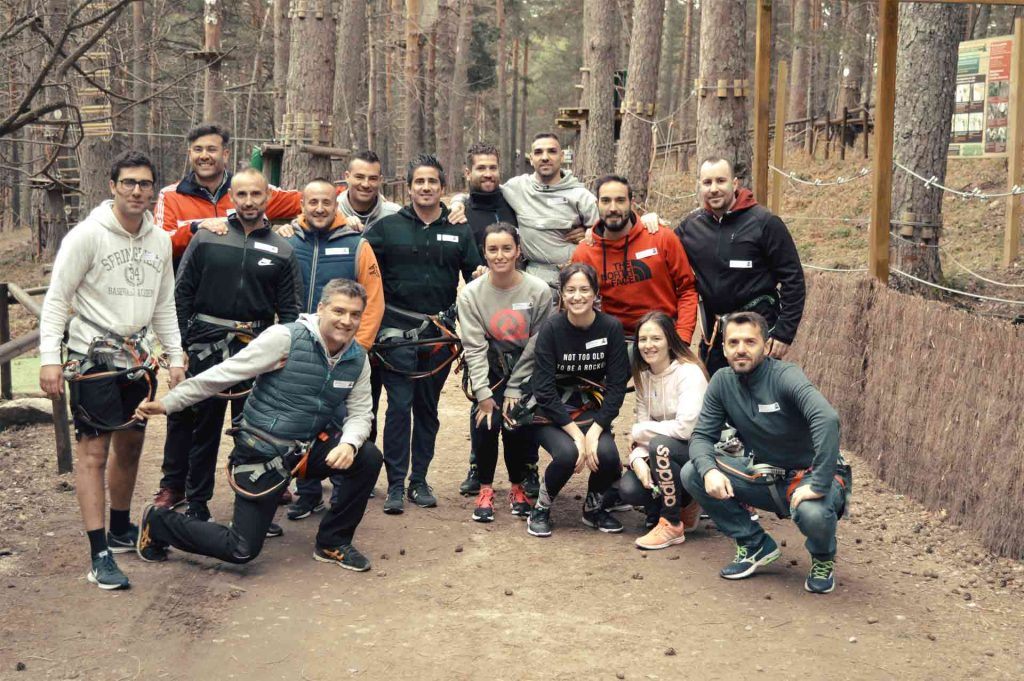 equipo de trabajo en programa en naturaleza para cultivar la empatía con team building
