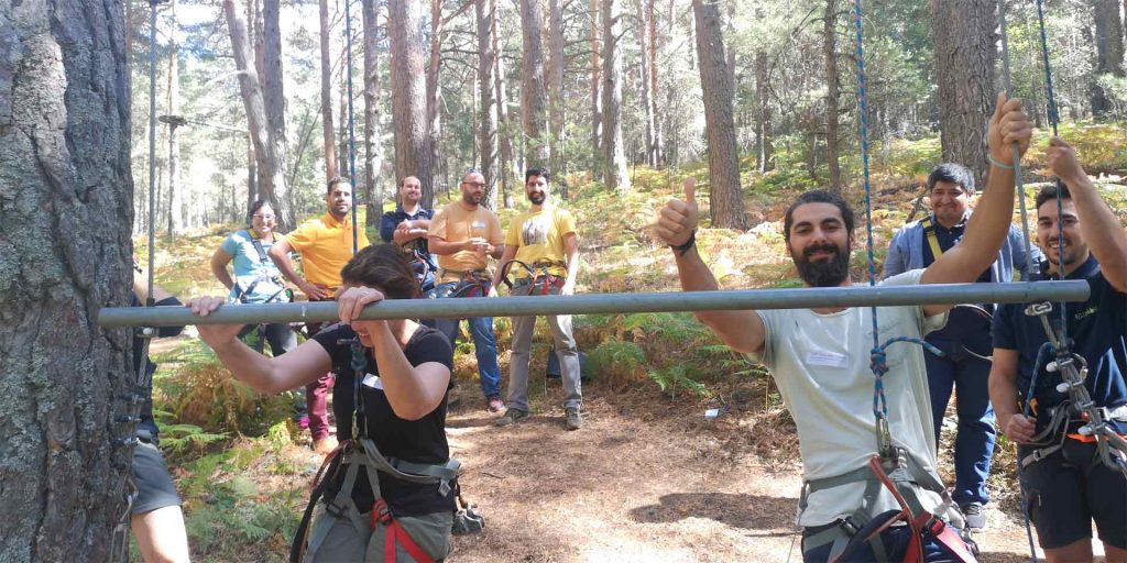 Equipo de trabajo que se enfrenta a un desafío en equipo en un programa de asertividad para líderes efectivos