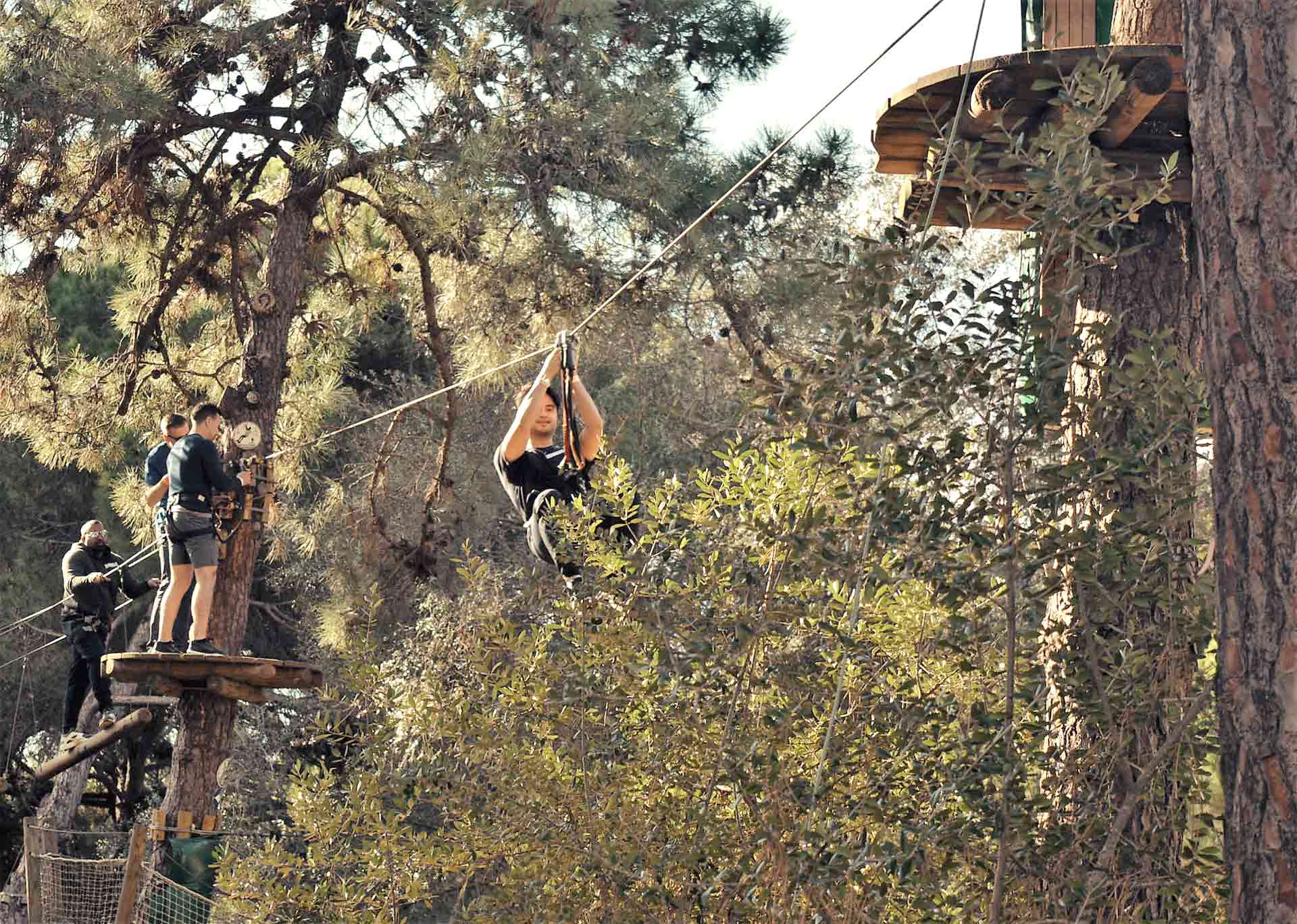 equipo de trabajo en team building para cultivar la empatía