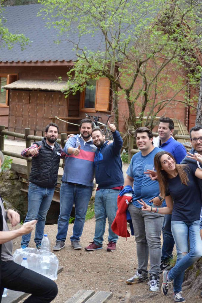 un equipo de trabajo de una empresa en un team building para desarrollar la resiliencia 