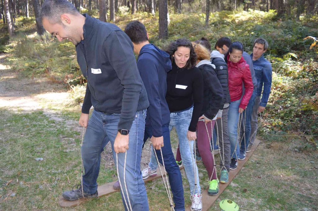 Equipo de trabajo en una empresa resolviendo un problema en un programa para desarrollar la resiliencia