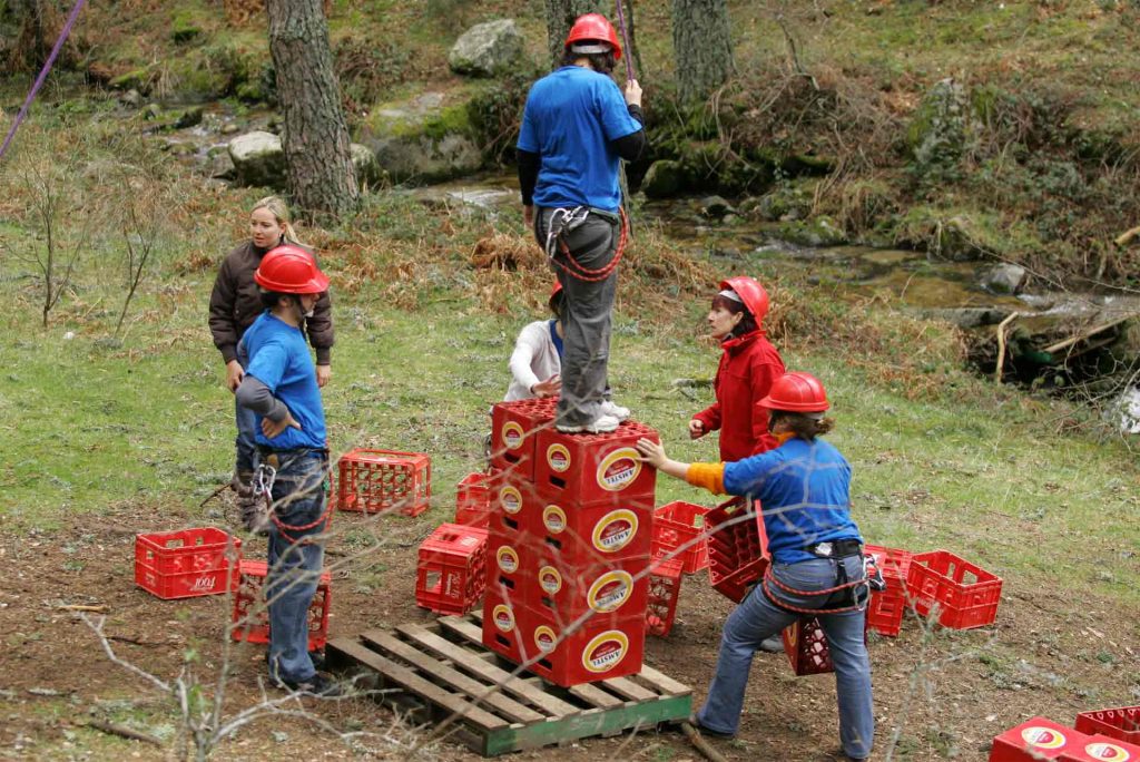 Participantes en actividad de Team Building resolviendo un conflicto para aprender la gestión de conflictos