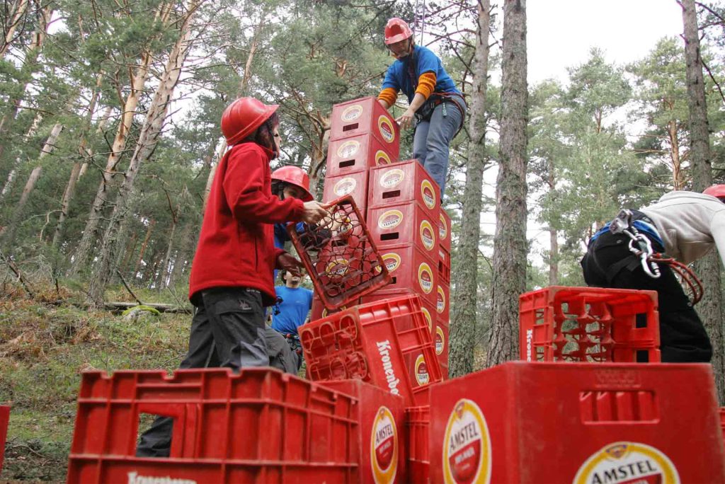 Equipo de personas trabajando en programa en naturaleza sobre la gestión de conflictos