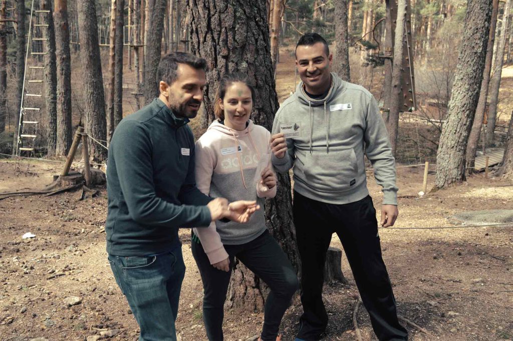 Equipo de trabajo en actividades para mejorar el desempeño laboral en Amazonia Team Factory