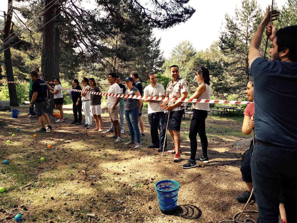 Grupo de trabajo de empresa en dinámica de Team Building y Liderazgo para delegar tareas en Amazonia Team Factory