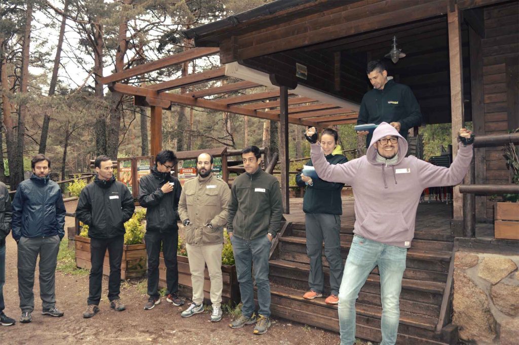 Equipo de trabajo de empresa en actividades de Team Building para la mejora continua con el método kaizen en Amazonia Team Factory