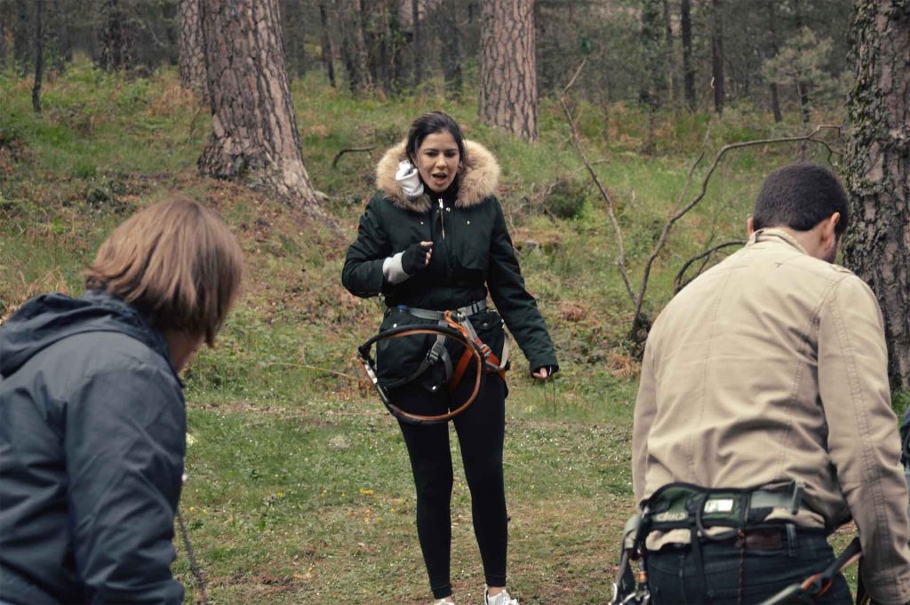 Líder dirigiendo a su equipo en dinámica de Team Building para delegar tareas en Amazonia Team Factory