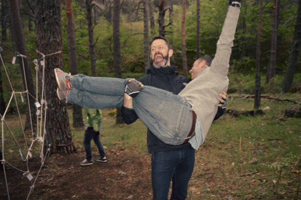 Equipo de personas de empresa celebrando logro en programa de Team Building para la mejora continua con el método kaizen en Amazonia Team Factory
