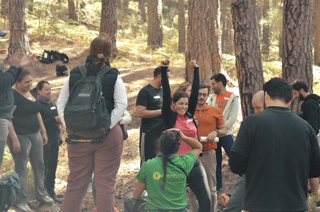Equipo de personas de empresa en actividades de Team Building en Amazonia Team Factory para trabajar la programación neurolingüística para conectar con diferentes tipos de líderes.