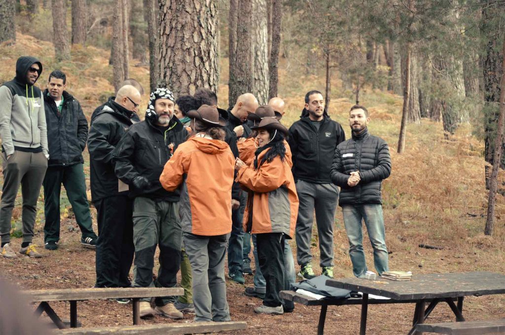 Grupo de personas en programa de Team Building en naturaleza sobre cómo usar las estrategias de PNL para conectar con los diferentes tipos de líderes.