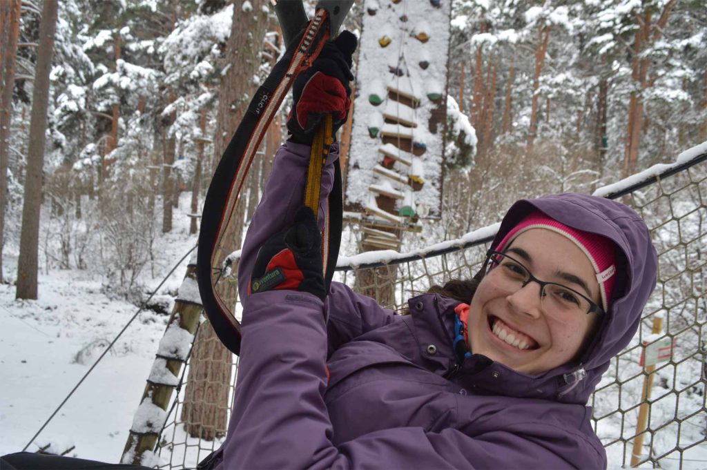 Participante en tirolina como reto para programa de Team Building y resiliencia