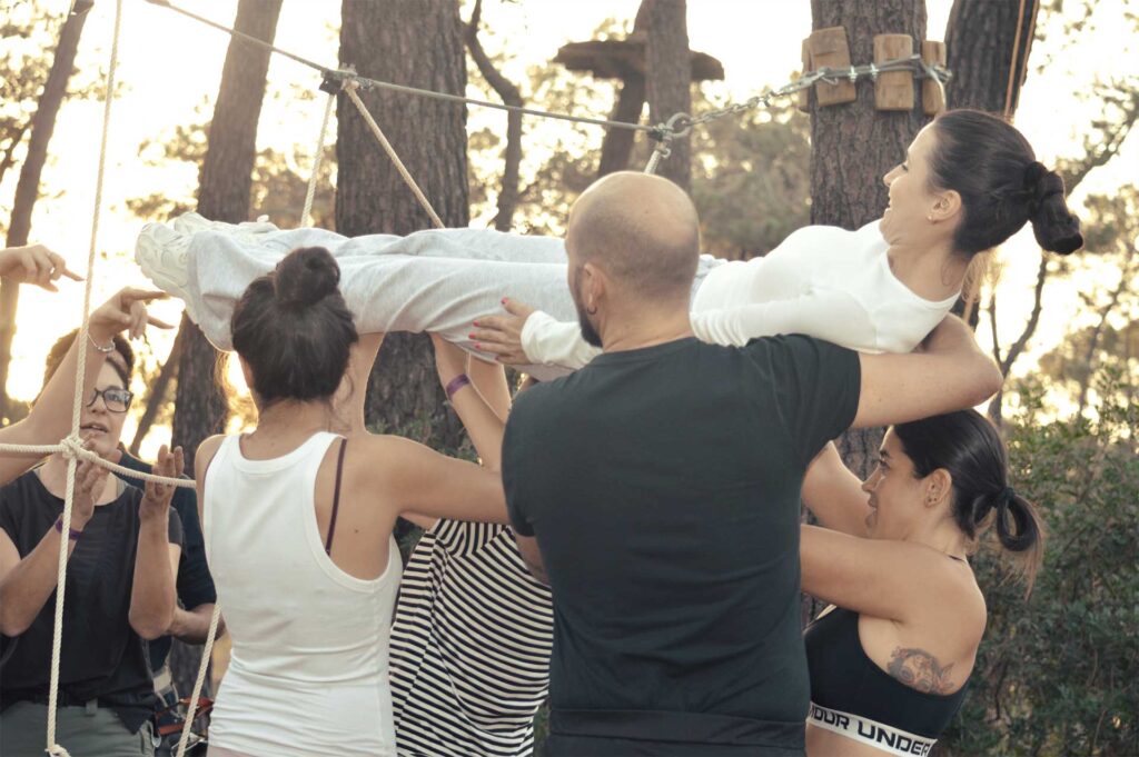 Equipo de personas de empresa en Amazonia Team Factory en desarrollando actividades de team building al aire libre